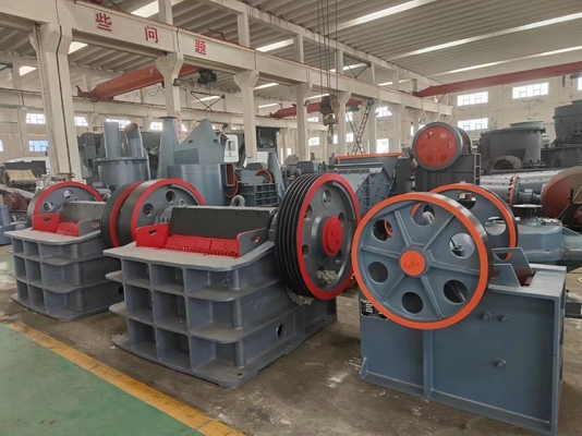 Macchina di frantumazione di pietra primaria con capacità standard T/H 5-800tph e nastri trasportatori