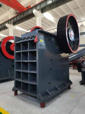 Macchina di frantumazione di pietra primaria con capacità standard T/H 5-800tph e nastri trasportatori